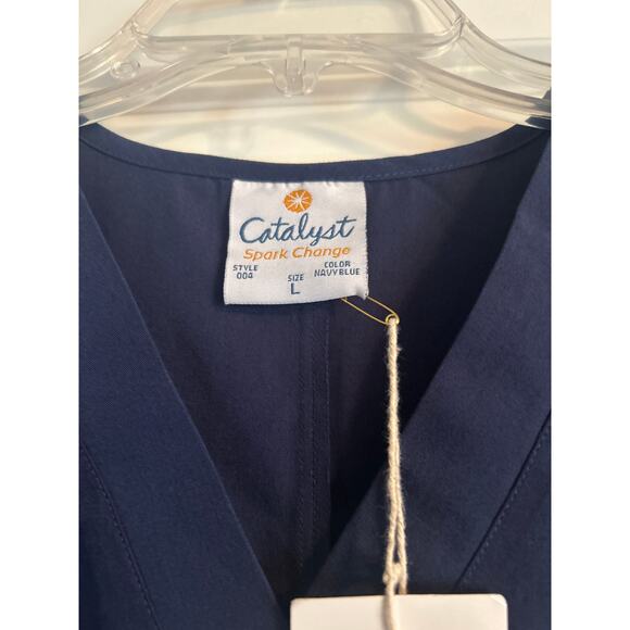 NWT Catalyst Navy Blue Scrub Top Pullover V-Neck Pockets Size Large - Picture 4 of 6